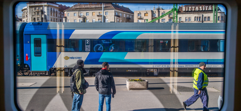 Nem csak a 300 fős spanyol tiniinvázió miatt vesztegelt 3 órát egy InterCity, a mozdonyvezetőnek is épp lejárt a munkaideje