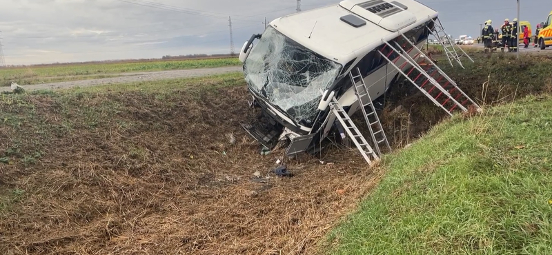 Súlyosabb buszbaleset történt Hódmezővásárhelyen, többen megsérültek