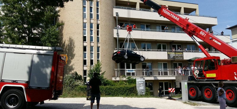 Bajba jutott BMW-t mentettek a tűzoltók – videó