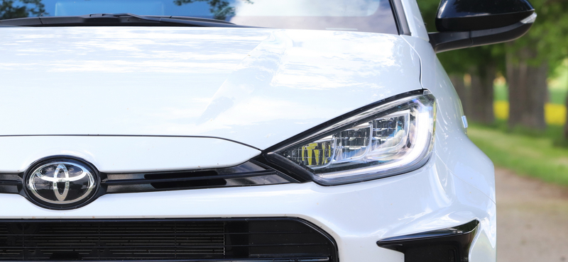 Az apró Toyota GR Yaris jobb köridőt futott, mint a 600 lóerős Nissan GT-R – videó
