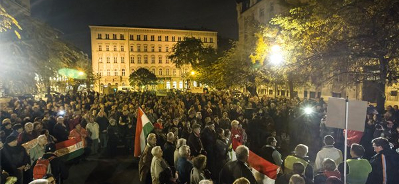 Újra tüntettek a József nádor téren, Áder hivatalához vonultak