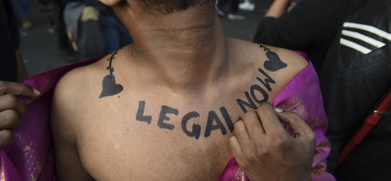 Hatalmas fordulat előtt India: legalizálhatják az azonos neműek házasságát