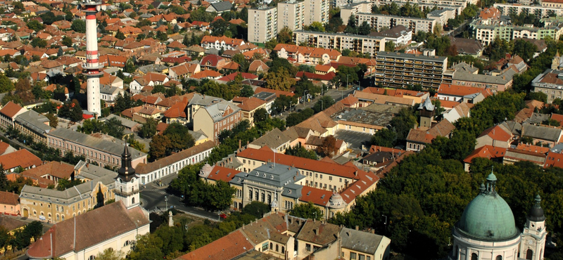 Még hetekig maradnak Cegléden a "migránsok"