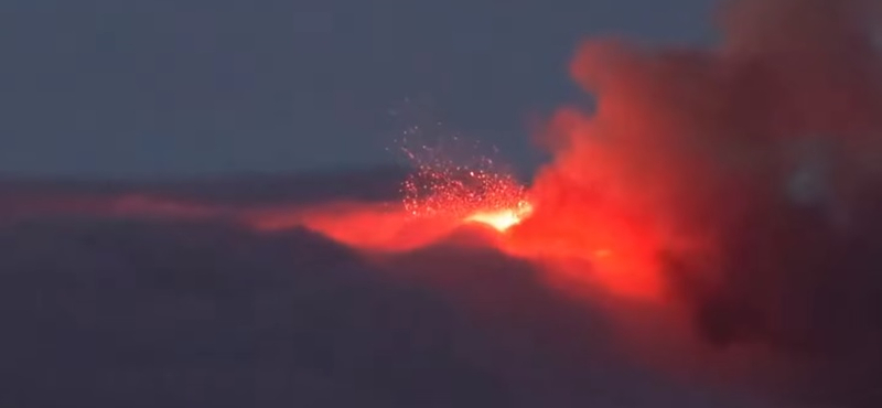 Megint mozgolódik az Etna: több száz méteres lávaszökőkutat lövellt - nézze élőben!