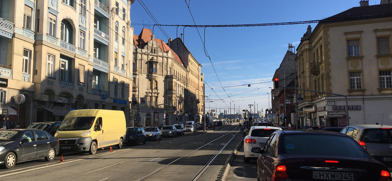 Kihalt Deák tér, beállt főutak – rémképek a reggeli budapesti dugóból