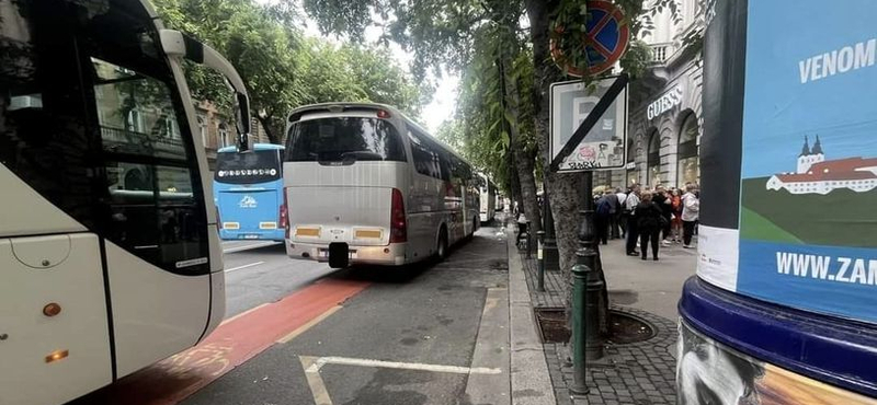 Bunkó parkolásért állították pellengérre a békemenetes buszokat