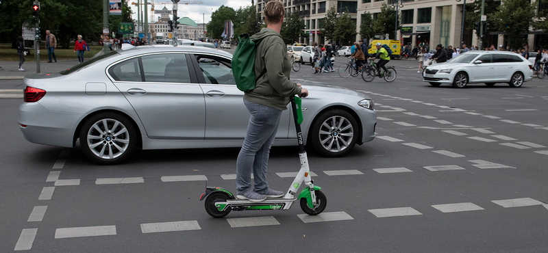 Praktikus a városi e-rollerezés, de tisztában kell lenni a veszélyeivel