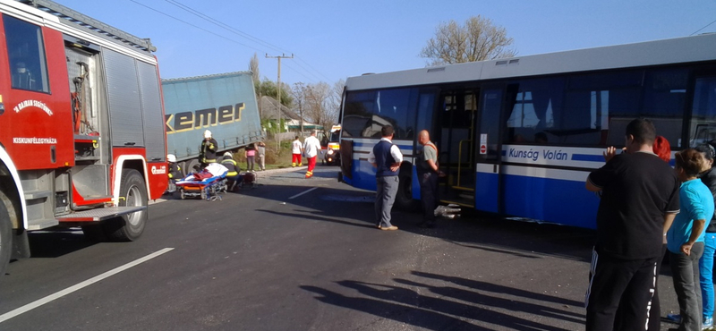 Fotók: Menetrend szerinti busz és kamion ütközött Kiskunfélegyházánál