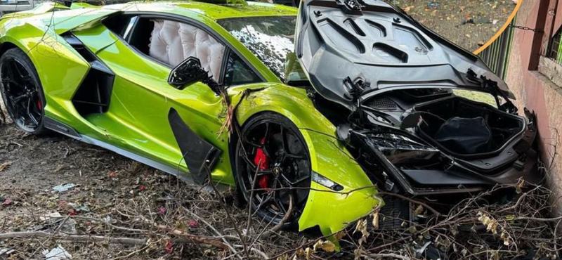 Átadás előtt tankolni vitték a vadonatúj Lamborghinit, roncshalmaz lett belőle