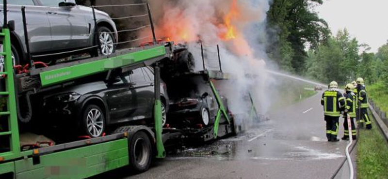 Négy új BMW égett ki egy tréleren, 200 ezer euró a kár - fotó