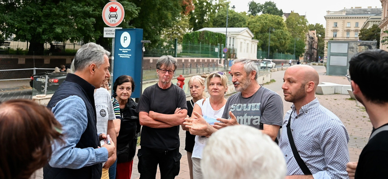 Lázár János húzott egy váratlant, és leült kávézni a Magyar Rádió épületének lebontása ellen tüntetőkkel