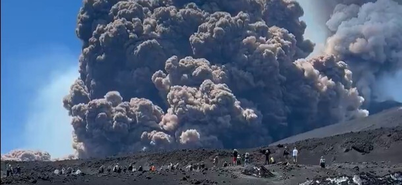 Kitört az Etna, menekülnek a turisták – videó