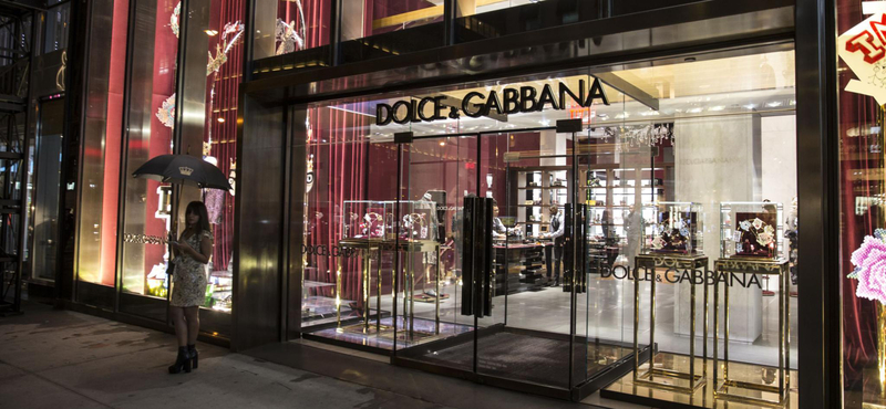 Sehogy sem tud kijönni a Dolce & Gabbana a rasszista reklámja okozta botrányból