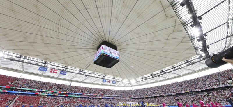 Megvertek egy szurkolót a biztonságiak a frankfurti stadionban - videó