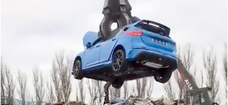 Videó: Vajon, miért kell roncstelepen porrá zúzni egy vadonatúj 350 lovas Focus RS-t?