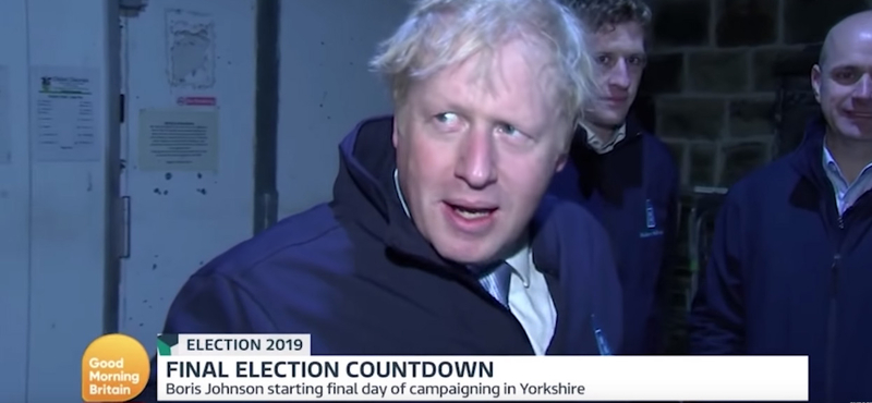 Boris Johnson elbújt egy hűtőházban, hogy ne kelljen a tévéseknek válaszolnia