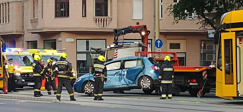 Összeütközött egy autó a villamossal a Margit körúton