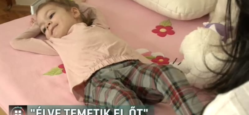 Ingyen megkaphatná a tízmilliós injekciót az izomsorvadásos kislány, de a NEAK visszadobta a kérelmet
