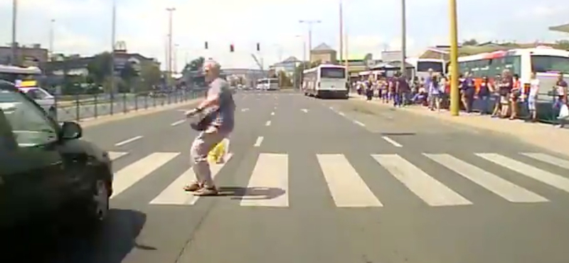 Piroson hajtott át az autós, a reflexe mentette meg a gyalogos életét – videó