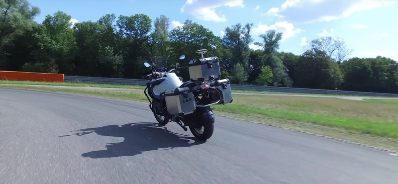 Önvezető motort fejlesztett a BMW – videó