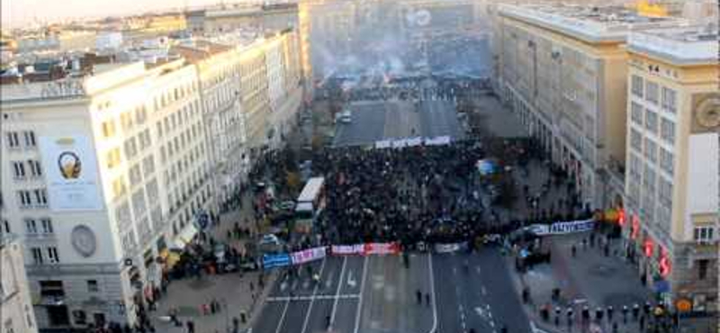 Videó: nézze meg a varsói zavargást madártávlatból! 