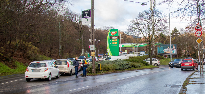 Akkora a káosz, hogy forgalomirányítókat küldött a II. kerület a benzinkutakhoz