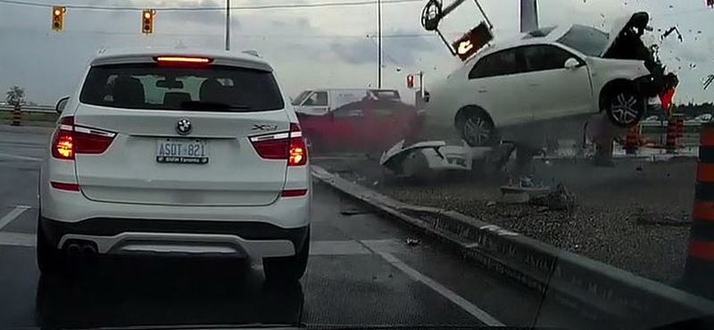 Nem adta meg az elsőbbséget a Toyota sofőrje, szó szerint elszállt a Volkswagen – videó