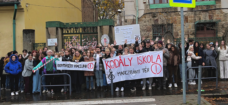 Lezárták  a tiltakozó tanárok a Marczibányi téri Kodály iskola bejáratát