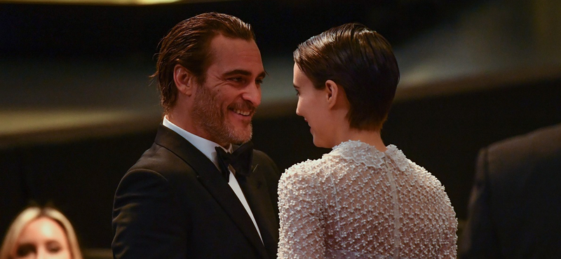 Első közös gyerekét várja Joaquin Phoenix és Rooney Mara