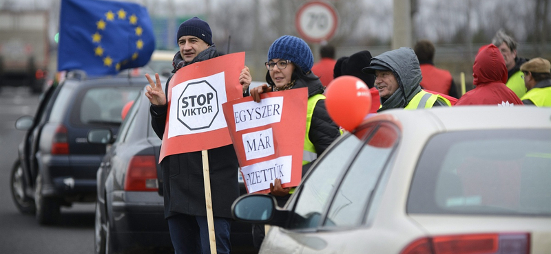 Fotók: Félpályás útlezárásokkal tüntetett az MSZP