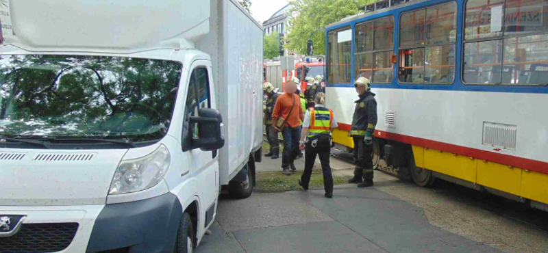 Nem szállhatott fel, baltával csapott a villamosba egy szegedi férfi