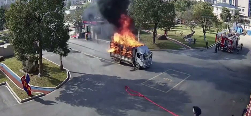 A tűzoltóságig robogott lángoló teherautójával egy sofőr Kínában