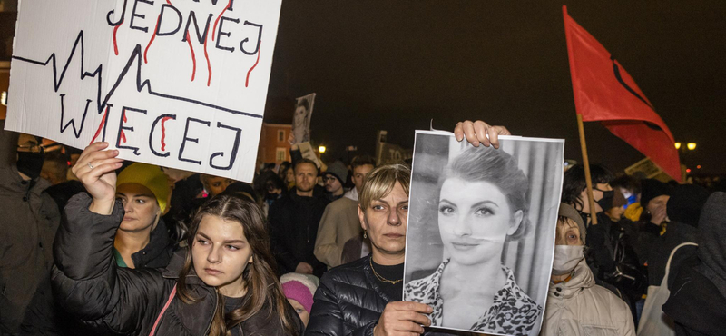 Az abortusztilalom miatt halt meg egy nő, hatalmas tüntetést tartottak az emlékére Varsóban