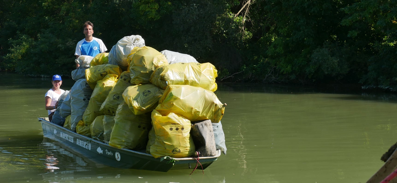 Soha ennyien nem készültek még tutajt építeni, hogy szemetet halásszanak a Tisza-tavon