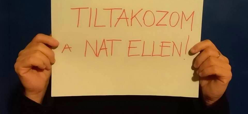 Az iskolaudvaron tiltakoztak a berzsenyis diákok a NAT ellen