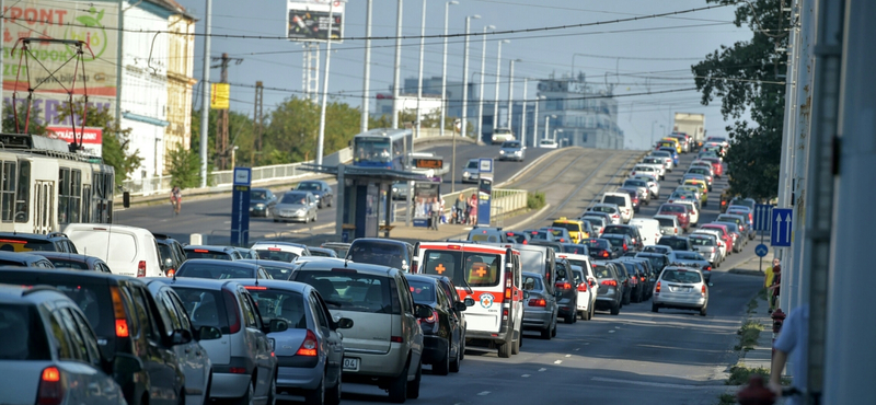 Felborult egy autó a Hungárián, nem jár az 1-es villamos se