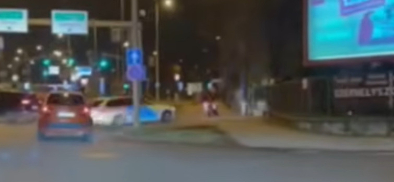 A járdán is üldözték a robogóst a rendőrök, aki nem akart megállni – videó