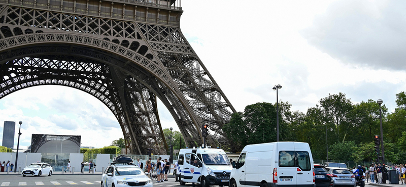 Bombariadó miatt lezárták az Eiffel-tornyot