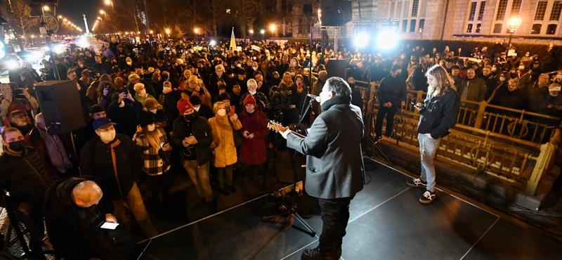 „Orbán Putyin barátjaként a háború barátja lett” – ellenzéki tüntetés az orosz nagykövetség előtt