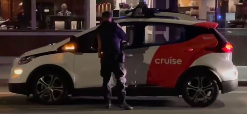 Volt némi tanácstalanság, amikor a rendőr leintette az önvezető autót – videó