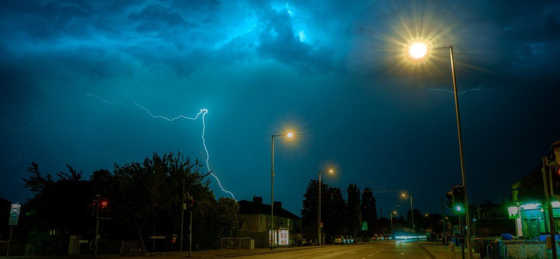 Hózivatarral tört be az országba, Budapest felé tart a hidegfront