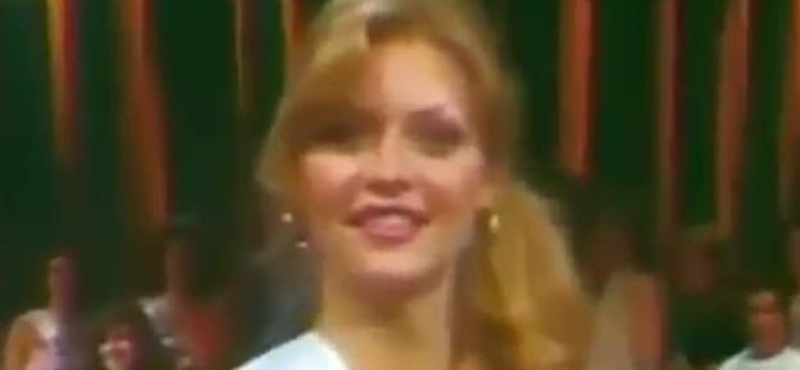 Így vonult a kifutón a 18 éves Michelle Pfeiffer - videó