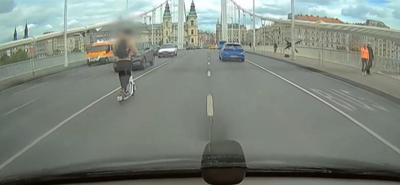 „Menjen már le az útról!” – rolleresnek kiabáltak az autósok az Erzsébet hídon