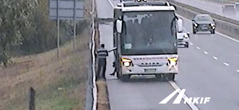 Ilyet még a közutasok sem nagyon láttak, ami az M3-ason történt egy busszal – videó