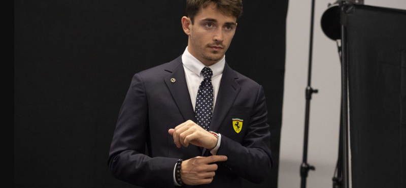 A hajók Ferrariján nyaral Szardínián Charles Leclerc