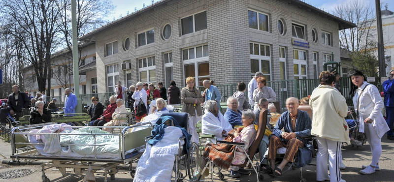 Fotó: Beteg fenyegetőzés miatt volt tele betegekkel a kórházudvar