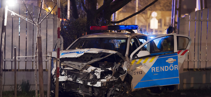 Fotók a súlyos pesti balesetről – teljesen összegyűrődött a kertbe repülő rendőrautó