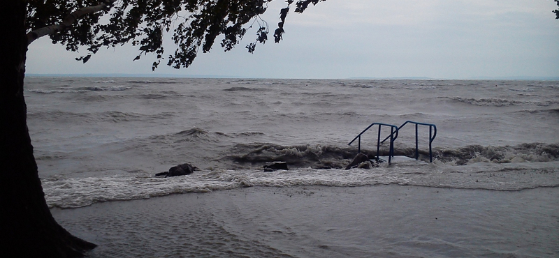 Jönnek a viharok, van, ahol már most háborog a Balaton – fotók