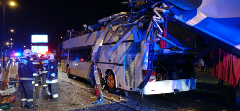 Súlyos baleset Ferihegynél: magasságkorlátozó kapuba rohant egy emeletes busz