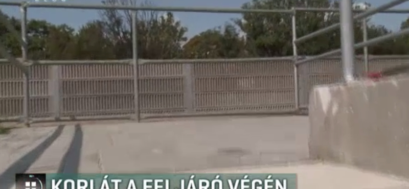 Megépítették, majd korláttal zárták le a mozgáskorlátozottak rámpáját egy vasúti megállóban